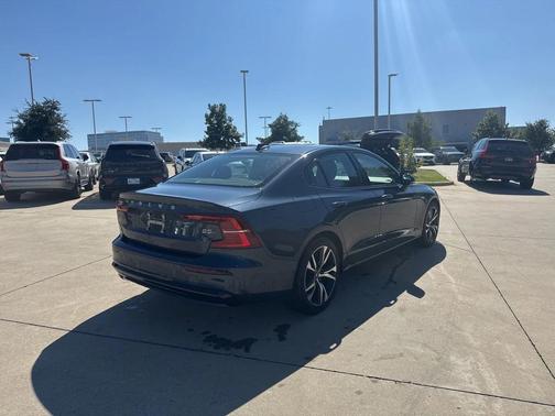 2023 Volvo S60 B5 Plus Dark Theme