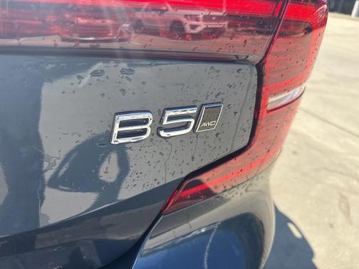 2023 Volvo S60 B5 Plus Dark Theme