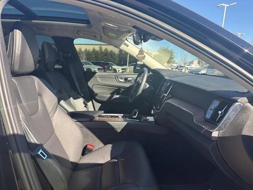 2023 Volvo XC60 B5 Plus Bright Theme