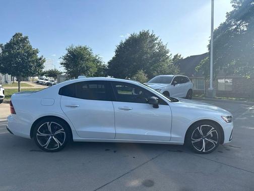 Crystal White 2024 Volvo S60 B5 Dark Theme