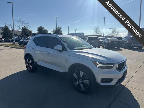 2022 Volvo XC40 T5 Momentum