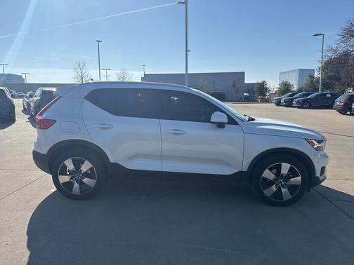 2022 Volvo XC40 T5 Momentum