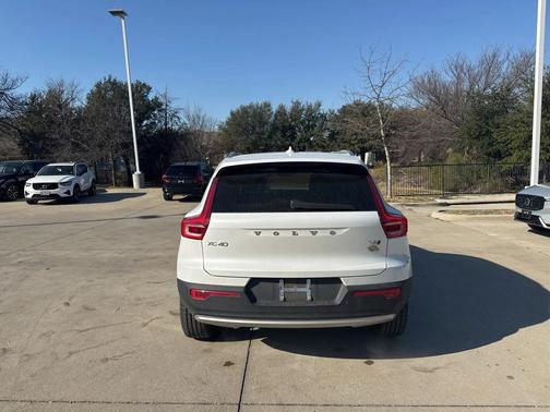 2022 Volvo XC40 T5 Momentum