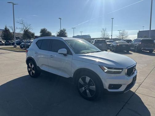 2022 Volvo XC40 T5 Momentum