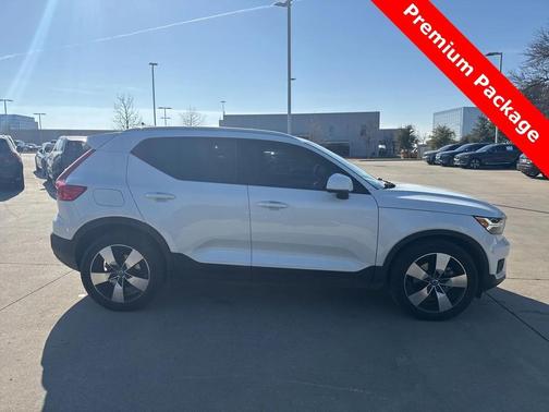 2022 Volvo XC40 T5 Momentum