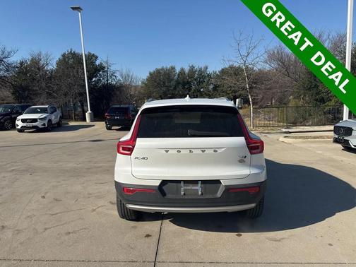2022 Volvo XC40 T5 Momentum