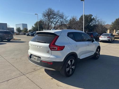 2022 Volvo XC40 T5 Momentum