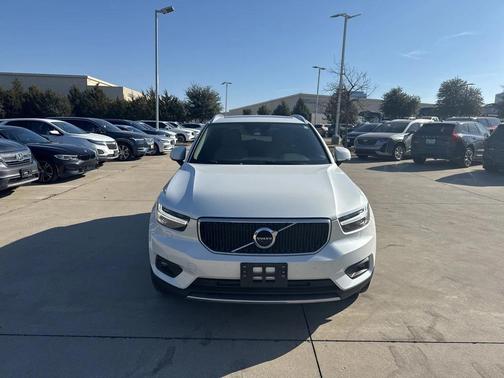 2022 Volvo XC40 T5 Momentum