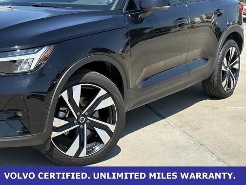 2025 Volvo XC40 B5 Plus Dark Theme
