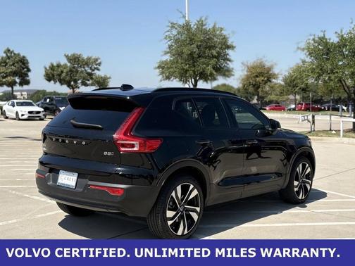 2025 Volvo XC40 B5 Plus Dark Theme