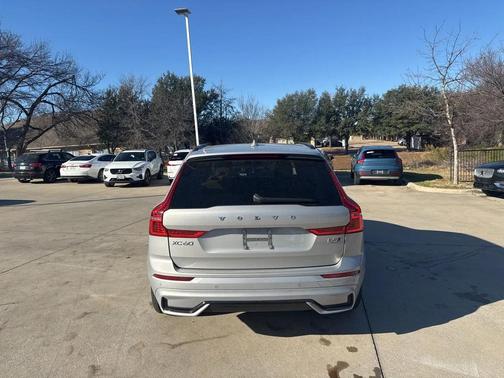 2024 Volvo XC60 B5 Ultimate Dark Theme