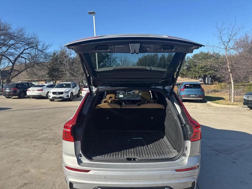 2024 Volvo XC60 B5 Ultimate Dark Theme