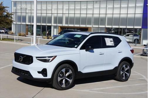 2025 Volvo XC40 B5 Plus Dark Theme