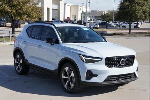 2025 Volvo XC40 B5 Plus Dark Theme