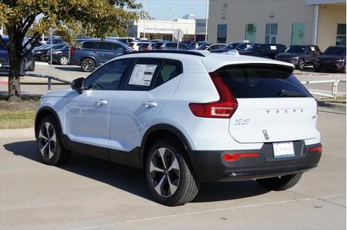 2025 Volvo XC40 B5 Plus Dark Theme