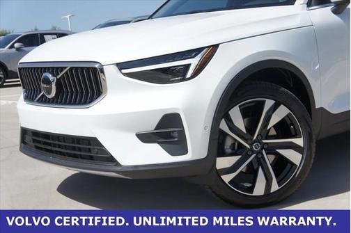 2025 Volvo XC40 B5 Plus Bright Theme