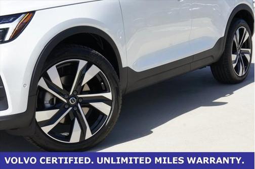 2025 Volvo XC40 B5 Plus Bright Theme