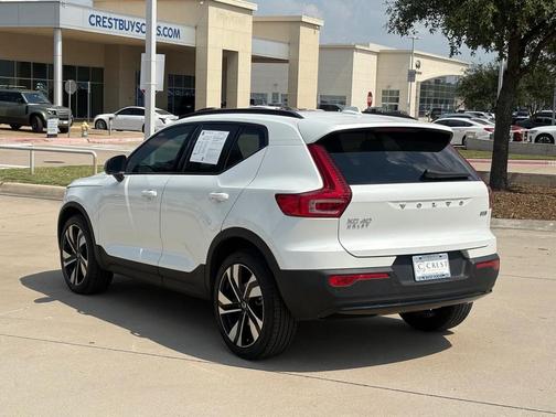 2025 Volvo XC40 B5 Plus Dark Theme