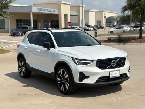 2025 Volvo XC40 B5 Plus Dark Theme