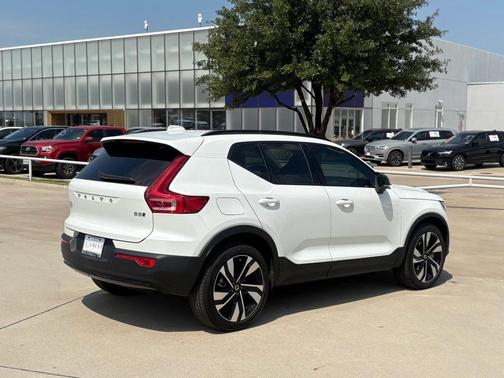 2025 Volvo XC40 B5 Plus Dark Theme
