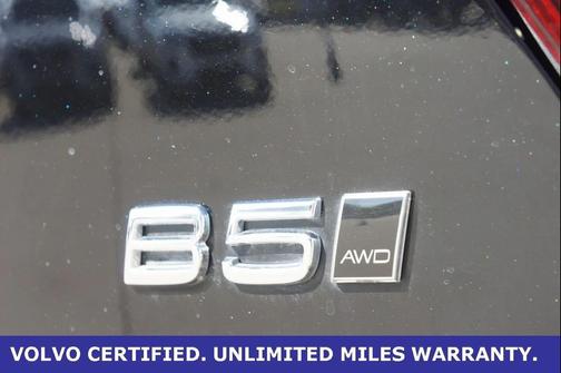 2025 Volvo XC40 B5 Plus Dark Theme