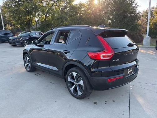 2025 Volvo XC40 B5 Plus Dark Theme