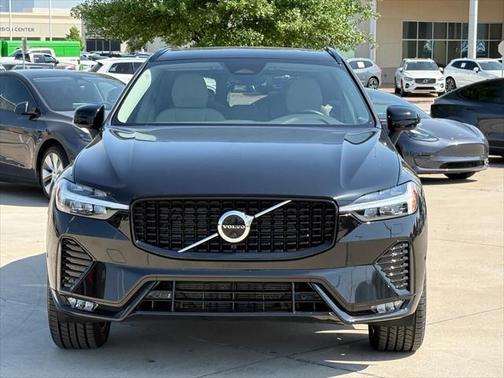 2023 Volvo XC60 B5 Plus Dark Theme