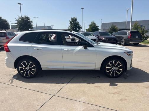 Crystal White 2024 Volvo XC60 B5 Plus Dark Theme