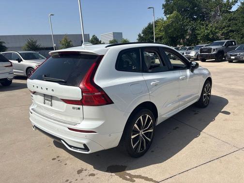Crystal White 2024 Volvo XC60 B5 Plus Dark Theme