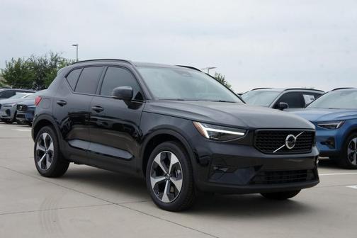 2025 Volvo XC40 B5 Plus Dark Theme