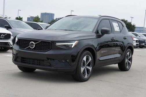 2025 Volvo XC40 B5 Plus Dark Theme