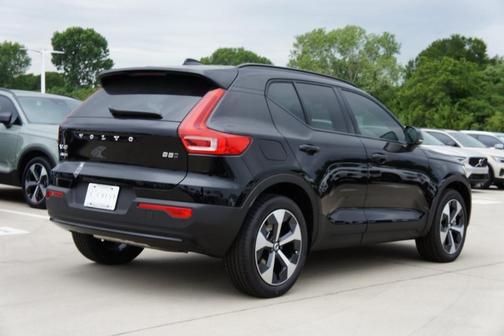 2025 Volvo XC40 B5 Plus Dark Theme