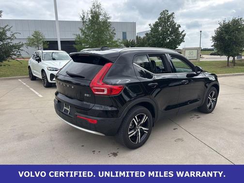 Onyx Black Metallic 2025 Volvo XC40 B5 AWD