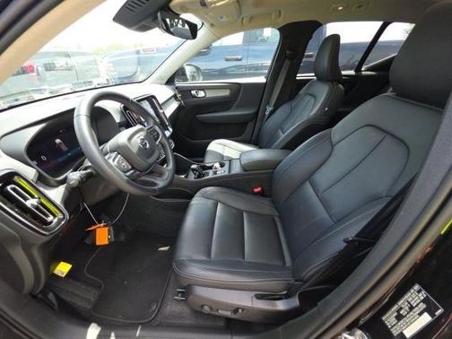 Onyx Black Metallic 2025 Volvo XC40 B5 AWD