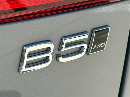 2026 Volvo XC60 Ultra Dark Theme