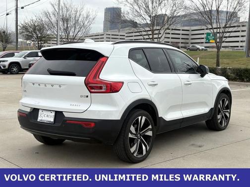 2023 Volvo XC40 B5 Plus Dark Theme