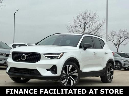 2023 Volvo XC40 B5 Plus Dark Theme