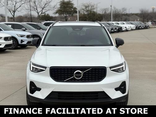 2023 Volvo XC40 B5 Plus Dark Theme