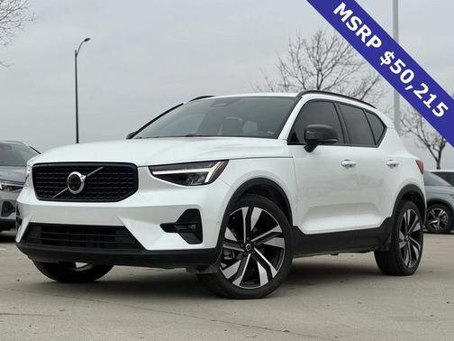 2023 Volvo XC40 B5 Plus Dark Theme