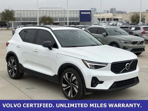 2023 Volvo XC40 B5 Plus Dark Theme