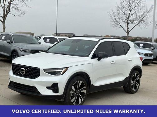 2023 Volvo XC40 B5 Plus Dark Theme