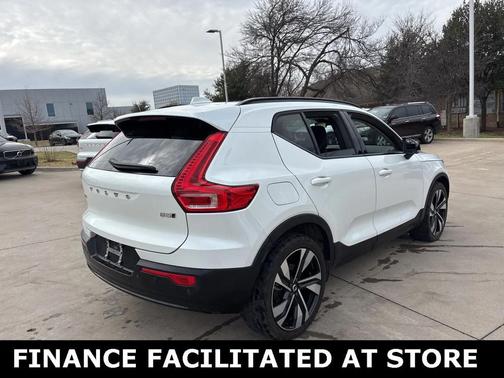 2023 Volvo XC40 B5 Plus Dark Theme