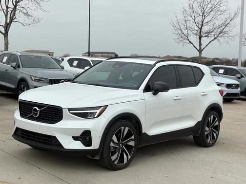 2023 Volvo XC40 B5 Plus Dark Theme