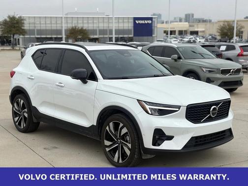 2023 Volvo XC40 B5 Plus Dark Theme