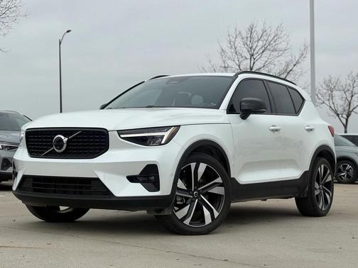 2023 Volvo XC40 B5 Plus Dark Theme