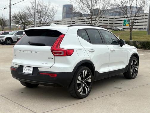 2023 Volvo XC40 B5 Plus Dark Theme