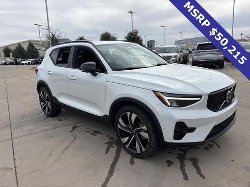2023 Volvo XC40 B5 Plus Dark Theme