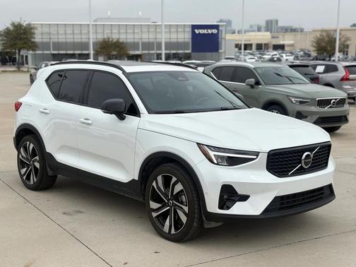 2023 Volvo XC40 B5 Plus Dark Theme