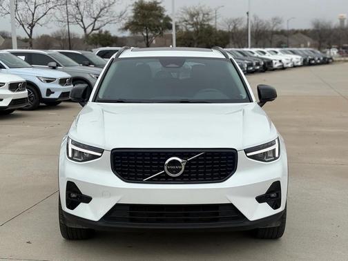 2023 Volvo XC40 B5 Plus Dark Theme