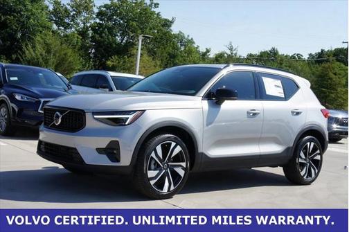 2025 Volvo XC40 B5 Ultra Dark Theme